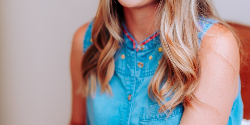 国际足联官员在新闻发布会现场宣布世界杯抽签仪式细节